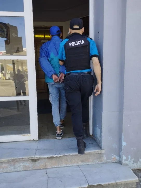 Detenido por robar vinos en una carnicería y esconderse en un comercio cercano