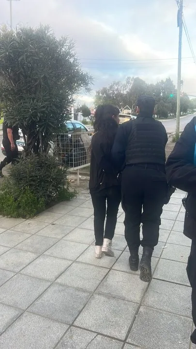 Demora policial de una mujer ebria por disturbios en un comercio céntrico