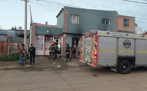 Un auto se incendió y quedó destruido en Fracción 14