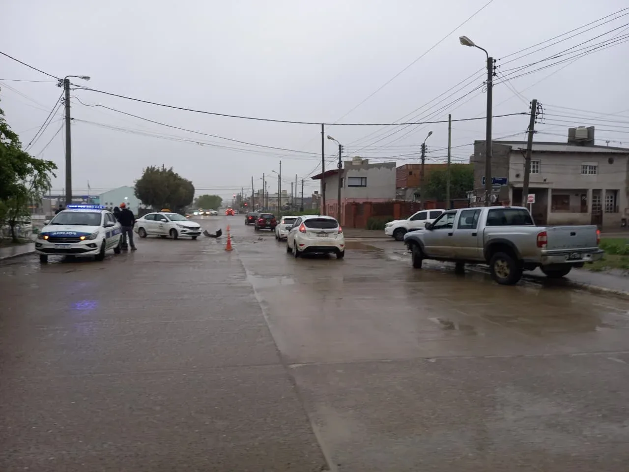 Una pasajera recibió asistencia tras un choque entre un taxi y una camioneta