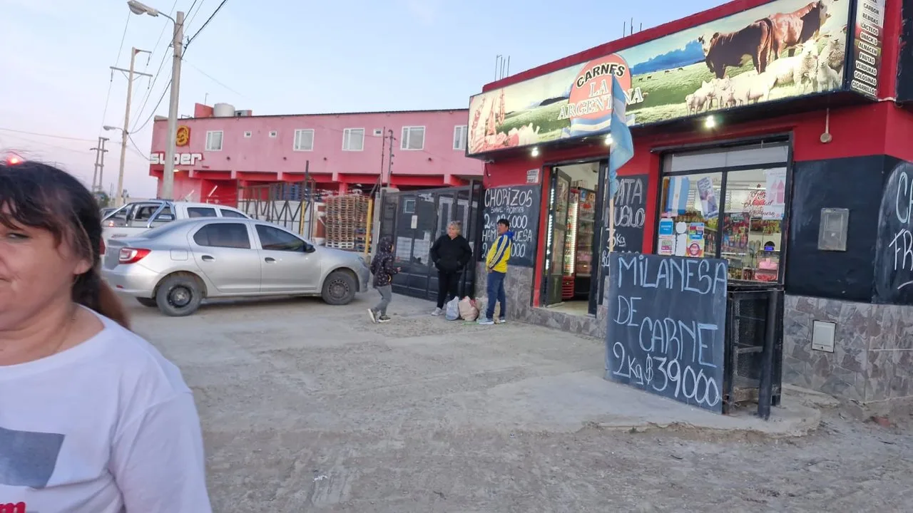 Detenido por robar vinos en una carnicería y esconderse en un comercio cercano