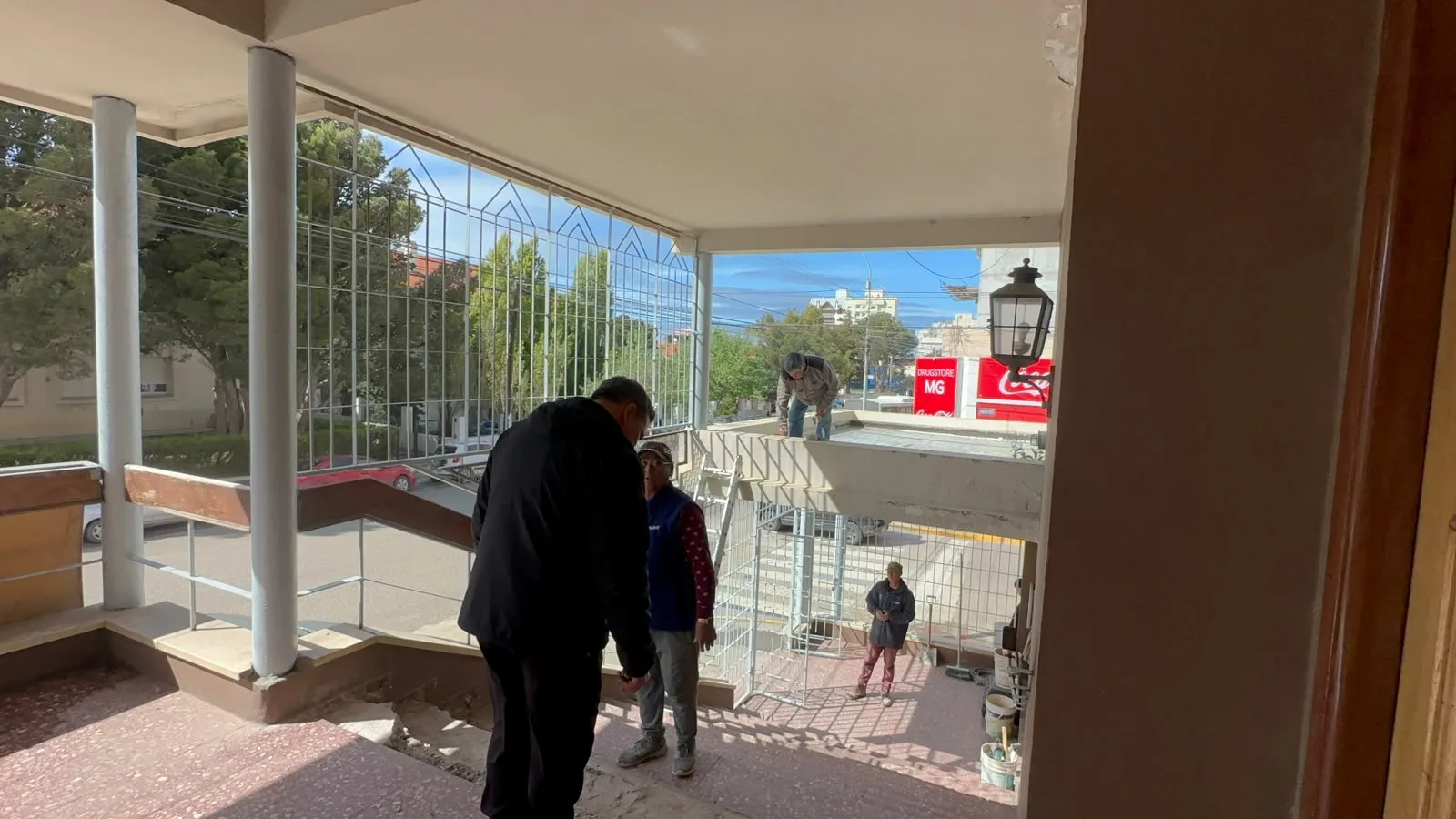 La Catedral San Juan Bosco renueva sus escalinatas y convoca a la comunidad para reunir fondos