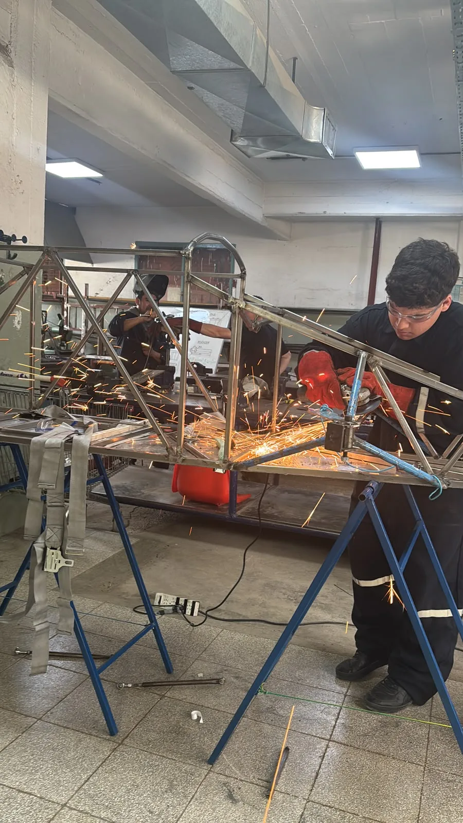Escuela 749 busca insumos para sus autos eléctricos del Desafío ECO YPF