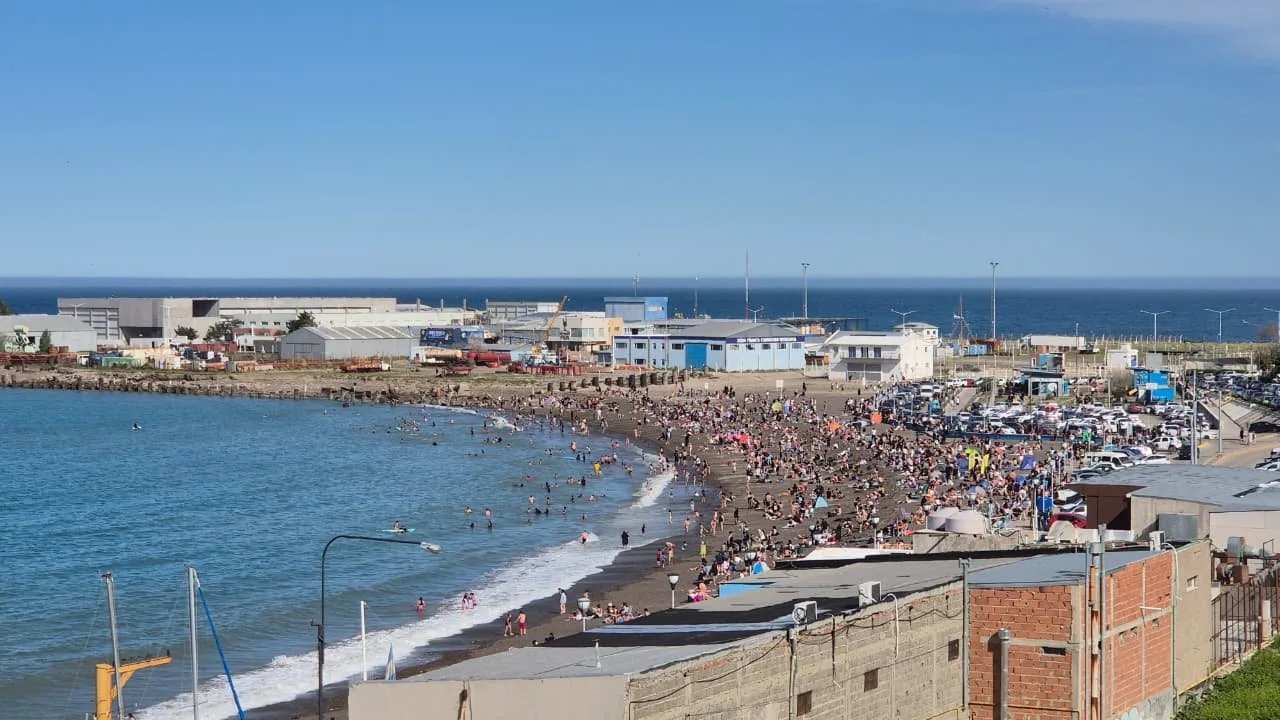 Calor de 31 °C en Comodoro: la Costanera se llenó y se esperan ráfagas de hasta 78 km/h