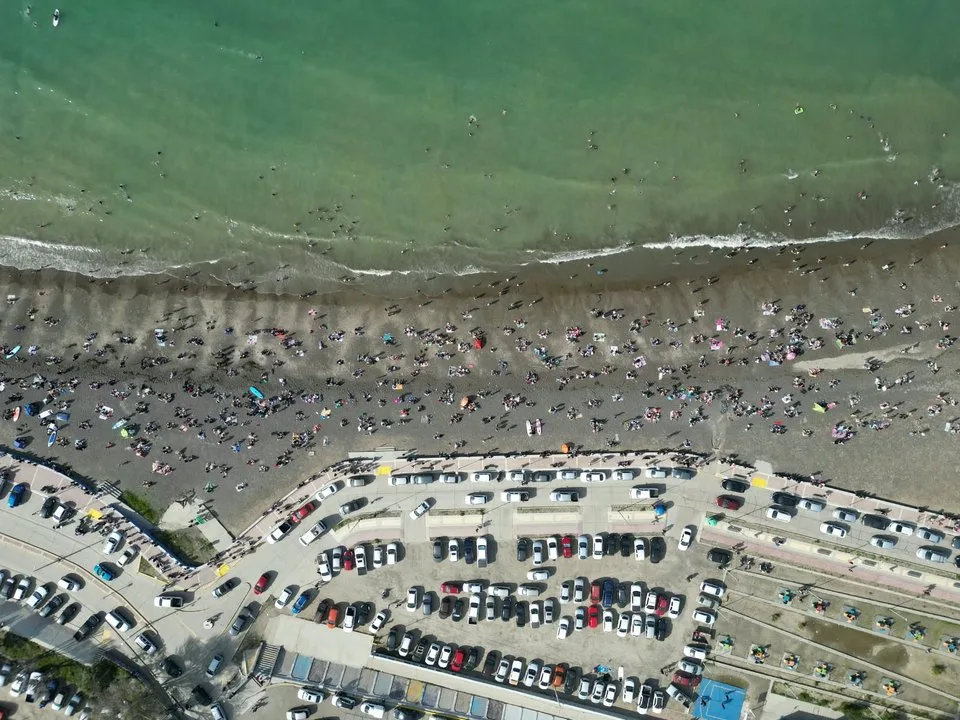 Calor de 31 °C en Comodoro: la Costanera se llenó y se esperan ráfagas de hasta 78 km/h
