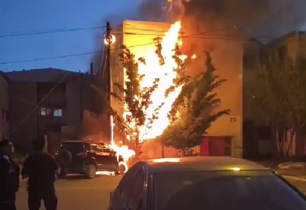Un vehículo se prendió fuego en el barrio 30 de Octubre y las llamas llegaron a un árbol y a un poste