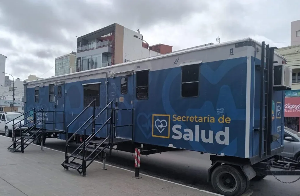 El tráiler de Salud en tu Barrio sigue atendiendo en el Natatorio de Km 8