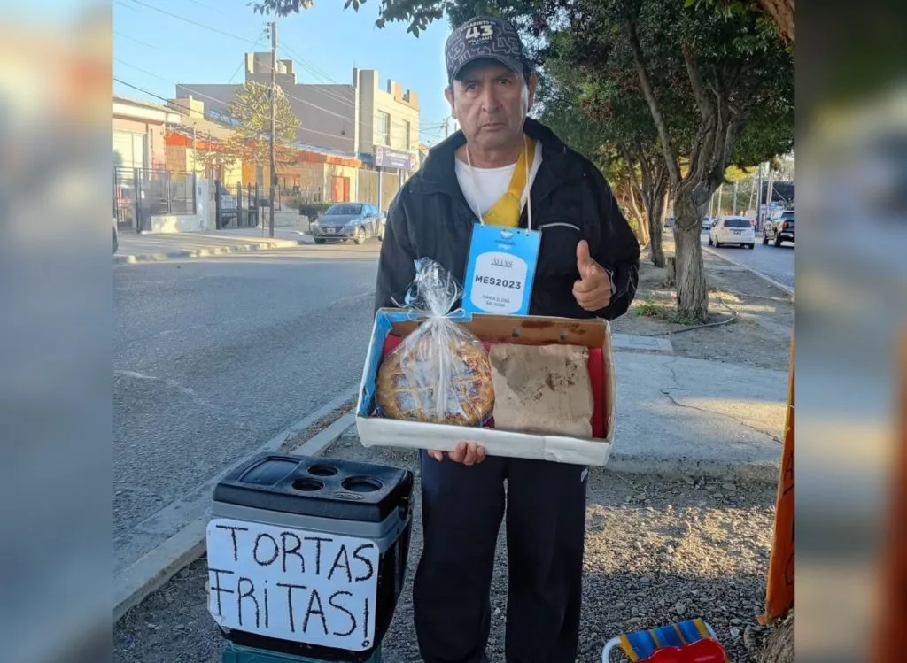 Un vecino vende tortas fritas y calzones rotos para pagar los servicios